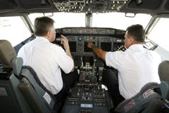 Pilotos del aeroplano en la carlinga que se prepara al despegue Pilotos del aeroplano en la carlinga que se prepara al despegue