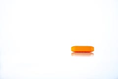 Pilule orange sur le fond blanc photos stock Pilule orange sur le fond blanc photos stock