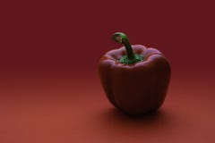 Pimenta vermelha brilhante em um escuro - fundo vermelho imagem de stock Pimenta vermelha brilhante em um escuro - fundo vermelho imagem de stock