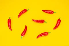 Pimentas de piment?es vermelhos no fundo amarelo Ingrediente da culinária mexicana Configura??o lisa imagens de stock royalty free Pimentas de piment?es vermelhos no fundo amarelo Ingrediente da culinária mexicana Configura??o lisa imagens de stock royalty free