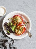 Pimentas de sino cozidas enchidas Quinoa Conceito saudável do alimento da dieta do vegetariano fotografia de stock Pimentas de sino cozidas enchidas Quinoa Conceito saudável do alimento da dieta do vegetariano fotografia de stock