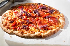 Pimienta roja, pizza de salchichones foto de archivo libre de regalías Pimienta roja, pizza de salchichones foto de archivo libre de regalías