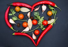 Pimientos picantes presentados en la forma de un corazón con las verduras fotografía de archivo libre de regalías Pimientos picantes presentados en la forma de un corazón con las verduras fotografía de archivo libre de regalías
