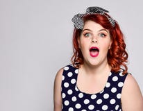 Pin herauf Frauenportr?t Sch?ne Retro- Frau im Tupfenkleid mit den roten Lippen und den Manik?ren?geln und alter fshion Frisur lizenzfreie stockfotos Pin herauf Frauenportr?t Sch?ne Retro- Frau im Tupfenkleid mit den roten Lippen und den Manik?ren?geln und alter fshion Frisur lizenzfreie stockfotos