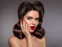 Pin vers le haut de la fille étonnée avec le maquillage rouge et les ongles manucurés de lèvres, photos stock Pin vers le haut de la fille étonnée avec le maquillage rouge et les ongles manucurés de lèvres, photos stock