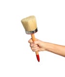 Pinceau de prise de main de femme avec la poignée noire en bois d'isolement sur un blanc photo libre de droits Pinceau de prise de main de femme avec la poignée noire en bois d'isolement sur un blanc photo libre de droits