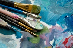 Pinceaux d'artiste sur la palette en bois photos libres de droits Pinceaux d'artiste sur la palette en bois photos libres de droits