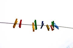 Pinces à linge en plastique, crochet de blanchisserie, coloré, chevilles, corde, en dehors de, le soleil, vert, décorations d'été images stock Pinces à linge en plastique, crochet de blanchisserie, coloré, chevilles, corde, en dehors de, le soleil, vert, décorations d'été images stock