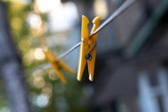 Pinces à linge sur une ligne photographie stock Pinces à linge sur une ligne photographie stock