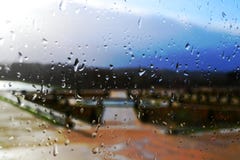 Pingos de chuva na placa de janela fotografia de stock Pingos de chuva na placa de janela fotografia de stock