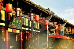 Pingyao, China - 19 de maio de 2017: A decoração de lampions vermelhos nas ruas da cidade antiga China de Pingyao fotos de stock royalty free Pingyao, China - 19 de maio de 2017: A decoração de lampions vermelhos nas ruas da cidade antiga China de Pingyao fotos de stock royalty free