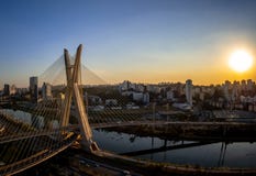 PINHEIROS-FLUSS SAO PAULO BRASILIEN stockfoto PINHEIROS-FLUSS SAO PAULO BRASILIEN stockfoto