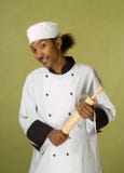 Pino do rolo da terra arrendada do cozinheiro chefe do americano africano foto de stock Pino do rolo da terra arrendada do cozinheiro chefe do americano africano foto de stock