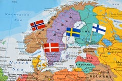 Pinos da bandeira de países nórdicos no mapa foto de stock royalty free Pinos da bandeira de países nórdicos no mapa foto de stock royalty free