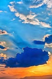 Pintura colorida del cielo en la puesta del sol imagen de archivo Pintura colorida del cielo en la puesta del sol imagen de archivo