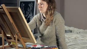 Pintura de las mujeres adultas con las pinturas coloreadas de la acuarela en una escuela de arte Pintura de las mujeres adultas con las pinturas coloreadas de la acuarela en una escuela de arte