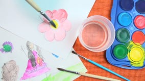 Pintura de una flor azul del rosa de la acuarela en un fondo anaranjado Pintura de una flor azul del rosa de la acuarela en un fondo anaranjado