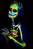 A pintura UV da arte corporal de helloween o esqueleto fêmea fotografia de stock A pintura UV da arte corporal de helloween o esqueleto fêmea fotografia de stock