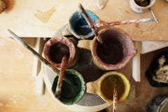 Pinturas para la arcilla de pintura en tarros foto de archivo libre de regalías Pinturas para la arcilla de pintura en tarros foto de archivo libre de regalías