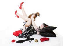 Pinup com filhote de cachorro fotos de stock royalty free Pinup com filhote de cachorro fotos de stock royalty free