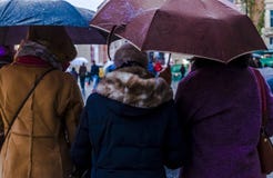 Piovendo a Madrid un giorno dell'inverno di domenica fotografie stock libere da diritti Piovendo a Madrid un giorno dell'inverno di domenica fotografie stock libere da diritti