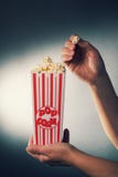 Pipoca em um cinema foto de stock Pipoca em um cinema foto de stock