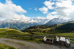 Pique-nique dans les Alpes allemands images libres de droits Pique-nique dans les Alpes allemands images libres de droits