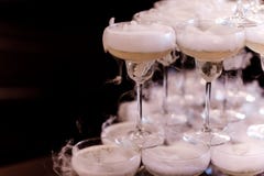 Piramide con i cocktail Bella linea della piramide di fila di cocktail colorati differenti dell'alcool su un partito dell'aria ap immagine stock libera da diritti Piramide con i cocktail Bella linea della piramide di fila di cocktail colorati differenti dell'alcool su un partito dell'aria ap immagine stock libera da diritti