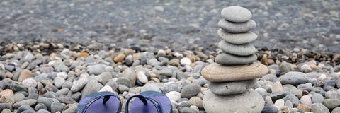 Piramide van overzeese stenen op kiezelstenen van de overzeese kust Zeegezicht Het concept saldo en spiritualiteit stock afbeelding Piramide van overzeese stenen op kiezelstenen van de overzeese kust Zeegezicht Het concept saldo en spiritualiteit stock afbeelding