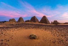 Piramidi di Meroe, Sudan in Africa fotografia stock libera da diritti Piramidi di Meroe, Sudan in Africa fotografia stock libera da diritti