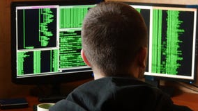 Pirata informatico che rompe codice e che beve dalla tazza al vostro scrittorio Sistema di rete penetrante del pirata informatico stock footage Pirata informatico che rompe codice e che beve dalla tazza al vostro scrittorio Sistema di rete penetrante del pirata informatico stock footage