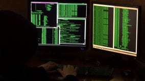 Pirata informatico che rompe codice Pirata informatico criminale con il cappuccio nero stock footage Pirata informatico che rompe codice Pirata informatico criminale con il cappuccio nero stock footage