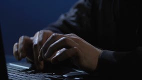 Pirata informatico pericoloso che scrive sul computer portatile, rubante informazione confidenziale, cibercrimine stock footage Pirata informatico pericoloso che scrive sul computer portatile, rubante informazione confidenziale, cibercrimine stock footage