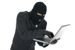 Pirata informático de ordenador - criminal con la computadora portátil Pirata informático de ordenador - criminal con la computadora portátil