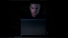 Pirata informático que trabaja en la seguridad del ordenador portátil y del sistema de frenos, ataque del servidor, información foto de archivo Pirata informático que trabaja en la seguridad del ordenador portátil y del sistema de frenos, ataque del servidor, información foto de archivo