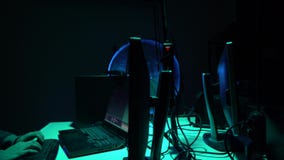 Piratas informáticos que hacen fraude del cryptocurrency usando software del virus e interfaz del ordenador Cyberattack de Blockc almacen de metraje de vídeo Piratas informáticos que hacen fraude del cryptocurrency usando software del virus e interfaz del ordenador Cyberattack de Blockc almacen de metraje de vídeo