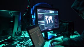 Piratas informáticos que hacen fraude del cryptocurrency usando software del virus e interfaz del ordenador Cyberattack de Blockc metrajes Piratas informáticos que hacen fraude del cryptocurrency usando software del virus e interfaz del ordenador Cyberattack de Blockc metrajes