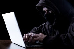 Pirate informatique anonyme dans l'obscurité images libres de droits Pirate informatique anonyme dans l'obscurité images libres de droits