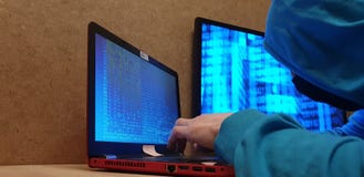 Pirate informatique avec un capot Un homme dans un masque à l'ordinateur Utilisateur de serveur images libres de droits Pirate informatique avec un capot Un homme dans un masque à l'ordinateur Utilisateur de serveur images libres de droits