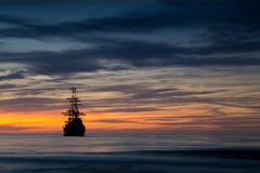 Piratenschiff in der Sonnenunterganglandschaft stockfotografie Piratenschiff in der Sonnenunterganglandschaft stockfotografie