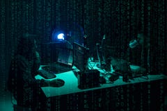 Pirates informatiques voulus codant le ransomware de virus utilisant des ordinateurs portables et des ordinateurs Attaque de Cybe image stock Pirates informatiques voulus codant le ransomware de virus utilisant des ordinateurs portables et des ordinateurs Attaque de Cybe image stock