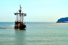 Piratkopiera skeppet p? det ?ppna havet royaltyfria bilder Piratkopiera skeppet p? det ?ppna havet royaltyfria bilder