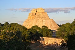 Pirámide maya de Uxmal, Yucatán, México Pirámide maya de Uxmal, Yucatán, México