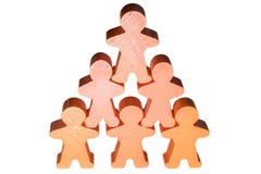 Pirâmide colhida de homens de madeira como um sinal da promoção na carreira imagem de stock Pirâmide colhida de homens de madeira como um sinal da promoção na carreira imagem de stock