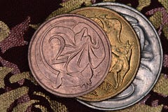 Pirâmide da finança - moedas australianas empilhadas em se foto de stock royalty free Pirâmide da finança - moedas australianas empilhadas em se foto de stock royalty free