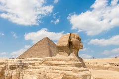 A pirâmide de Khufu e a grande esfinge de Giza com céu bonito fotografia de stock royalty free A pirâmide de Khufu e a grande esfinge de Giza com céu bonito fotografia de stock royalty free