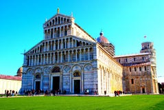 PISA, ITALIË - CIRCA FEBRUARI 2018: De Kathedraal van Pisa met de Leunende Toren op de achtergrond bij het Vierkant van Mirakelen stock foto PISA, ITALIË - CIRCA FEBRUARI 2018: De Kathedraal van Pisa met de Leunende Toren op de achtergrond bij het Vierkant van Mirakelen stock foto
