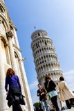 Pisa, Italië - Maart 17, 2012: Mensen die dichtbij de Toren van Di Pisa lopen van Pisa Torre Het is een freestanding klokketoren royalty-vrije stock foto Pisa, Italië - Maart 17, 2012: Mensen die dichtbij de Toren van Di Pisa lopen van Pisa Torre Het is een freestanding klokketoren royalty-vrije stock foto