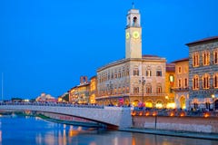Pisa na noite, com uma opinião o Ponte di Mezzo no rio de Arno Imagens de Stock Pisa na noite, com uma opinião o Ponte di Mezzo no rio de Arno Imagens de Stock