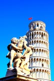 PISA, WŁOCHY - OKOŁO LUTY 2018: Fontanna z aniołami i Oparty wierza Pisa przy kwadratem cudy fotografia stock PISA, WŁOCHY - OKOŁO LUTY 2018: Fontanna z aniołami i Oparty wierza Pisa przy kwadratem cudy fotografia stock